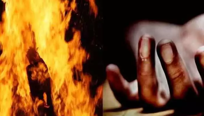 రాష్ట్రంలో మరో దారుణం.. యువకుడిపై పెట్రోల్ పోసి నిప్పంటించిన వైనం రాష్ట్రంలో మరో దారుణం.. యువకుడిపై పెట్రోల్ పోసి నిప్పంటించిన వైనం