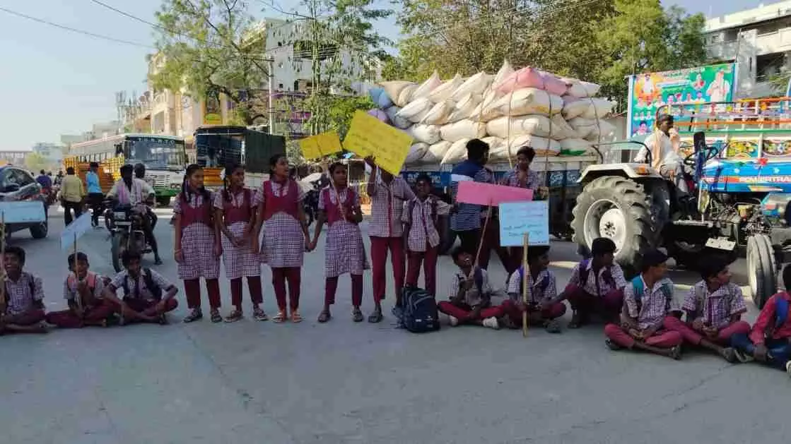 మా పంతులు మాకే కావాలి.. మా పంతులు మాకే కావాలి..