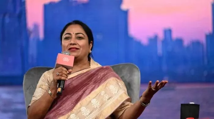 Delhi CM: నేను శీష్ మహల్ లో కూర్చొని పనిచేసే టైప్ కాదు- ఢిల్లీ సీఎం Delhi CM: నేను శీష్ మహల్ లో కూర్చొని పనిచేసే టైప్ కాదు- ఢిల్లీ సీఎం