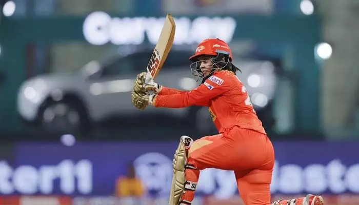WPL 2025 : ఢిల్లీ జోరుకు బ్రేక్.. హ్యాట్రిక్ కొట్టిన గుజరాత్ WPL 2025 : ఢిల్లీ జోరుకు బ్రేక్.. హ్యాట్రిక్ కొట్టిన గుజరాత్
