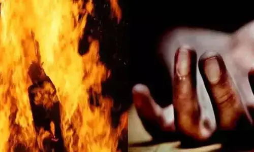 రాష్ట్రంలో మరో దారుణం.. యువకుడిపై పెట్రోల్ పోసి నిప్పంటించిన వైనం