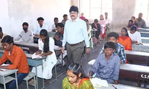 ఇంటర్ పరీక్షలను పరిశీలించిన కలెక్టర్