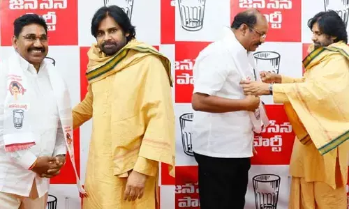 జనసేనలో చేరిన వైసీపీ కీలక నేతలు.. పార్టీ జెండా కప్పి ఆహ్వానించిన పవన్ కల్యాణ్