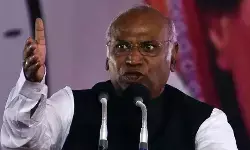 నోరు మూసుకోండి.. యూస్లెస్ ఫెలోస్.. సొంత కార్యకర్తలపై విరుచుకుపడ్డ ఖర్గే నోరు మూసుకోండి.. యూస్లెస్ ఫెలోస్.. సొంత కార్యకర్తలపై విరుచుకుపడ్డ ఖర్గే