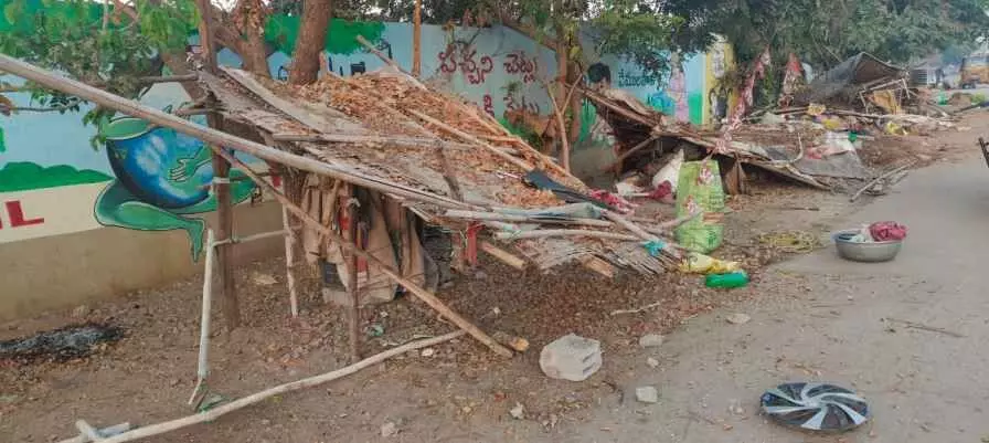 కూరగాయల గుడిసెల పైకి దూసుకెళ్లిన వాహనం కూరగాయల గుడిసెల పైకి దూసుకెళ్లిన వాహనం