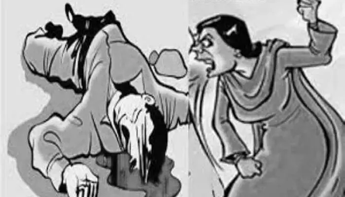భర్తను కొట్టి చంపింది.. బంధువుల ముందు ఎలా డ్రామా చేసిందో చూడండి! భర్తను కొట్టి చంపింది.. బంధువుల ముందు ఎలా డ్రామా చేసిందో చూడండి!