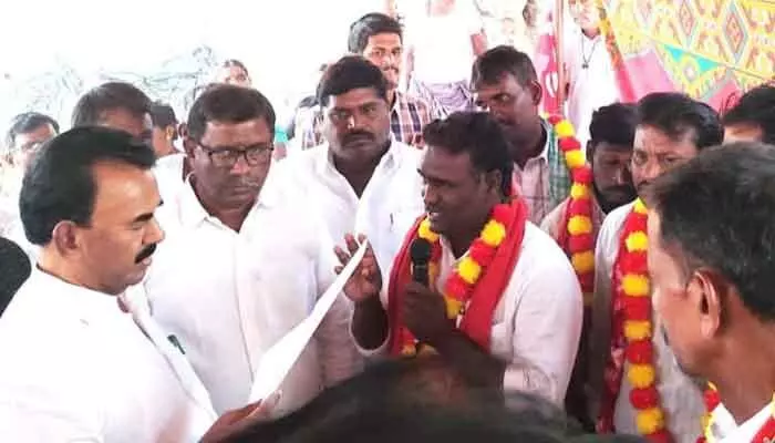 మంత్రి హామీతో దీక్ష విరమణ.. ఇంతకీ ఏమైదంటే..? మంత్రి హామీతో దీక్ష విరమణ.. ఇంతకీ ఏమైదంటే..?