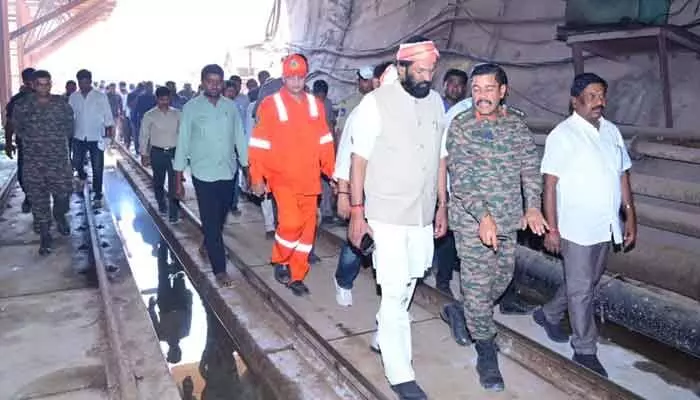 దుర్వాసన వస్తుంది.. అక్కడ ముగ్గురు ఉన్నారు :మంత్రి ఉత్తమ్ దుర్వాసన వస్తుంది.. అక్కడ ముగ్గురు ఉన్నారు :మంత్రి ఉత్తమ్