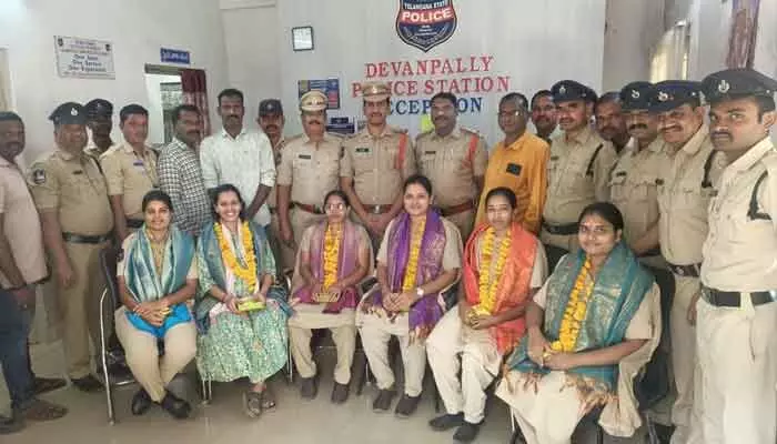 మహిళా పోలీసుల సేవలు అభినందనీయం మహిళా పోలీసుల సేవలు అభినందనీయం