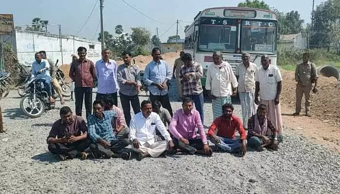 మూడు గ్రామాల ప్రజల ఆందోళన.. ఎందుకంటే..? మూడు గ్రామాల ప్రజల ఆందోళన.. ఎందుకంటే..?