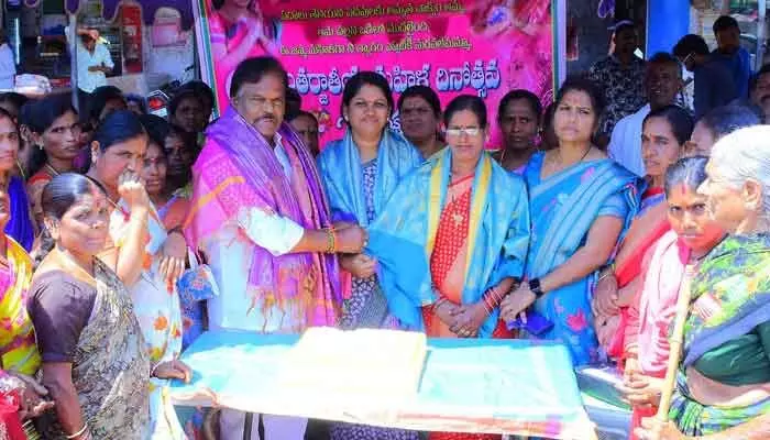 మహిళలు అన్ని రంగాల్లో రాణించాలి మహిళలు అన్ని రంగాల్లో రాణించాలి