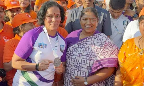 మహిళా దినోత్సవం వేళ మంత్రి సీతక్క కీలక పిలుపు