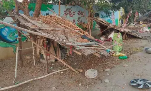 కూరగాయల గుడిసెల పైకి దూసుకెళ్లిన వాహనం