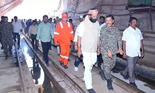 దుర్వాసన వస్తుంది.. అక్కడ ముగ్గురు ఉన్నారు :మంత్రి ఉత్తమ్