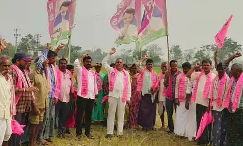 నీళ్లు ఇవ్వలేదు... పరిహారమైన ఇవ్వండి