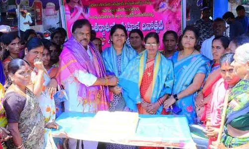 మహిళలు అన్ని రంగాల్లో రాణించాలి