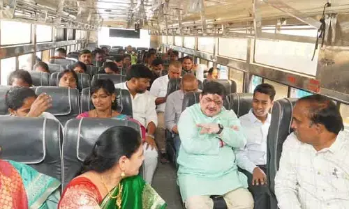 మహిళలు వాటిని ఉపయోగించుకోవాలి.. బస్సు ప్రయాణంలో మంత్రి కీలక వ్యాఖ్యలు