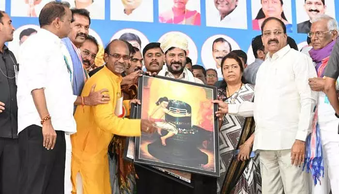 CM Revanth Reddy: పద్మశాలీలకు సీఎం రేవంత్ రెడ్డి గుడ్ న్యూస్ తెలంగాణ ప్రభుత్వం నుంచి రూ.కోటి అనౌన్స్ CM Revanth Reddy: పద్మశాలీలకు సీఎం రేవంత్ రెడ్డి గుడ్ న్యూస్ తెలంగాణ ప్రభుత్వం నుంచి రూ.కోటి అనౌన్స్