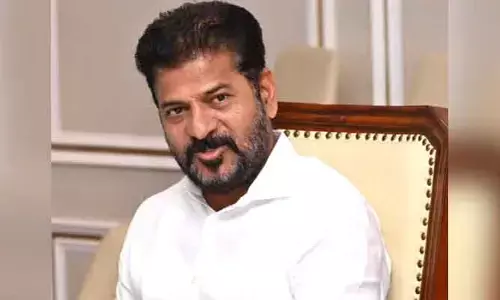 CM Revanth Reddy: కాసేపట్లో ఢిల్లీకి సీఎం రేవంత్ రెడ్డి.. ఏఐసీసీ పెద్దలతో కీలక భేటీ!