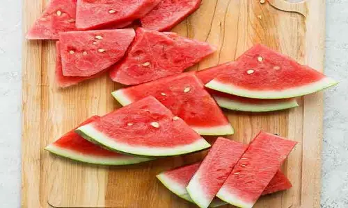 Watermelon: పుచ్చకాయ ఎర్రగా ఉందని తెగ తినేస్తున్నారా? క్యాన్సర్ కొని తెచ్చుకున్నట్లే!