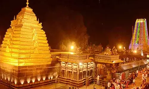 Srisailam: వరుస సెలవులు.. శ్రీశైల క్షేత్రానికి పోటెత్తిన భక్తులు