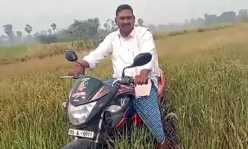 Farmer Protest : పొలంలో రైతు వినూత్న నిరసన