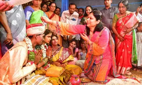 అధికారులే అమ్మా నాన్నయ్యారు! వైభవంగా అనాథ యువతి వివాహం