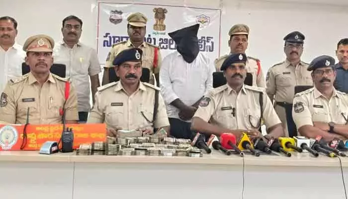 ఓ వ్యక్తిపై అనుమానం వచ్చి.. పోలీసులు విచారించగా.. ఓ వ్యక్తిపై అనుమానం వచ్చి.. పోలీసులు విచారించగా..
