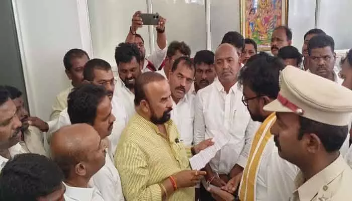 ప్రోటోకాల్ పాటించని ఈవోపై చర్యలు తీసుకోవాలి : గొంగిడి ప్రోటోకాల్ పాటించని ఈవోపై చర్యలు తీసుకోవాలి : గొంగిడి
