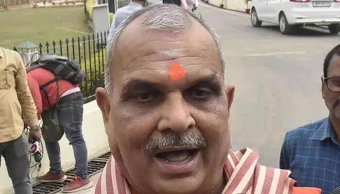 Haribhushan: హోలీ రోజు ముస్లింలు ఇంటికే పరిమితం కావాలి.. బీజేపీ ఎమ్మెల్యే వివాదాస్పద వ్యాఖ్యలు Haribhushan: హోలీ రోజు ముస్లింలు ఇంటికే పరిమితం కావాలి.. బీజేపీ ఎమ్మెల్యే వివాదాస్పద వ్యాఖ్యలు