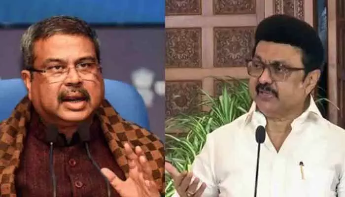 కేంద్రమంత్రి వ్యాఖ్యలతో తమిళనాడులో డీఎంకే ఆందోళనలు ఉదృతం కేంద్రమంత్రి వ్యాఖ్యలతో తమిళనాడులో డీఎంకే ఆందోళనలు ఉదృతం