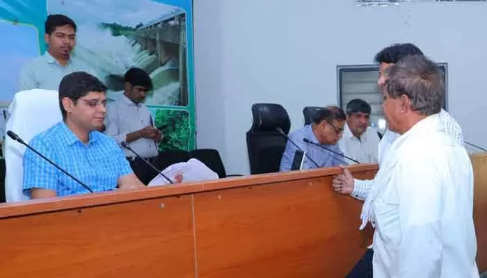 వీటిని పరిశీలించి వెంటనే చర్యలు తీసుకోవాలి :కలెక్టర్ వీటిని పరిశీలించి వెంటనే చర్యలు తీసుకోవాలి :కలెక్టర్