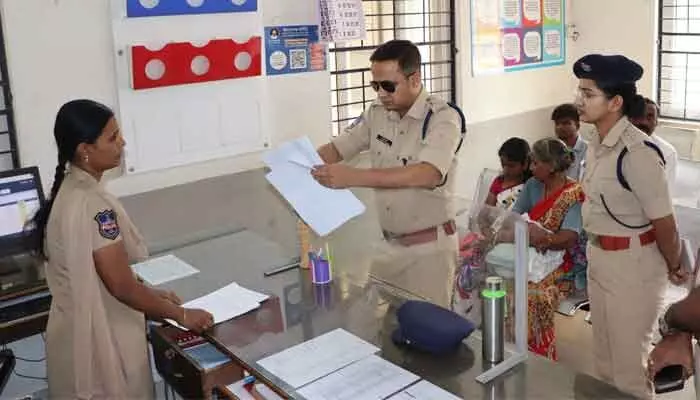 బాధ్యతలు స్వీకరించిన మొదటి రోజే ఎస్పీ ఏం చేశారో చూడండి! బాధ్యతలు స్వీకరించిన మొదటి రోజే ఎస్పీ ఏం చేశారో చూడండి!