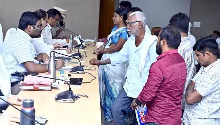 ఫిర్యాదులను సత్వరమే పరిష్కరించాలి : కలెక్టర్ ఫిర్యాదులను సత్వరమే పరిష్కరించాలి : కలెక్టర్