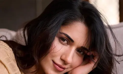 Ruhani Sharma: ఢిపరెంట్ లుక్‌లో దర్శనమిచ్చిన రుహానీ శర్మ..