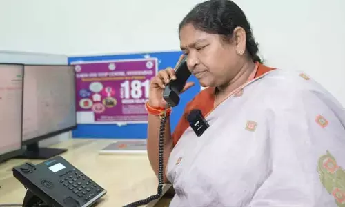 Minister Seethakka : ఉమెన్ హెల్ప్ లైన్ లో  సీతక్క అభయం