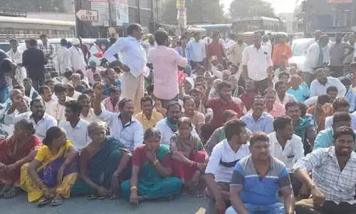 మద్దతు ధర కోసం రోడ్డెక్కిన పసుపు రైతులు