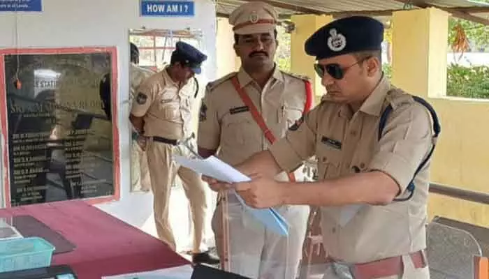ఫిర్యాదుల పట్ల తక్షణమే స్పందించాలి ఫిర్యాదుల పట్ల తక్షణమే స్పందించాలి
