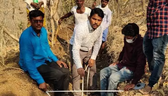 ఉపాధి హామీ పనులను పరిశీలించిన ఎంపీడీవో ఉపాధి హామీ పనులను పరిశీలించిన ఎంపీడీవో