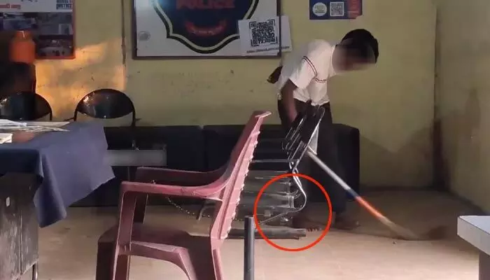 కాళ్లకు సంకెళ్లు వేసి వెట్టి చాకిరీ! నిజామాబాద్ జిల్లా స్టేషన్లో ఘటన కాళ్లకు సంకెళ్లు వేసి వెట్టి చాకిరీ! నిజామాబాద్ జిల్లా స్టేషన్లో ఘటన
