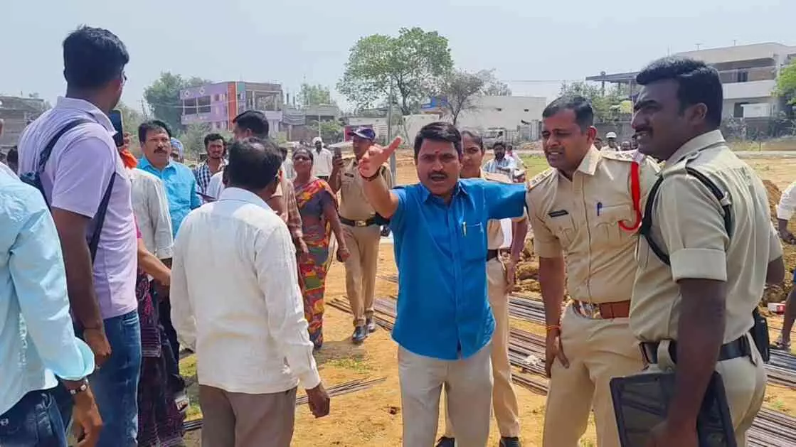నర్సంపేటలో రాళ్ళ దాడి.. ఇంతకీ ఏమైనట్టు..? నర్సంపేటలో రాళ్ళ దాడి.. ఇంతకీ ఏమైనట్టు..?