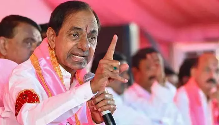 KCR: తెలంగాణ భవన్ వద్ద కేసీఆర్.. సెక్యూరిటీ అత్యుత్సాహంపై విమర్శలు KCR: తెలంగాణ భవన్ వద్ద కేసీఆర్.. సెక్యూరిటీ అత్యుత్సాహంపై విమర్శలు
