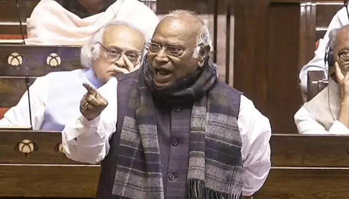 Congress: మల్లికార్జున ఖర్గే వ్యాఖ్యలపై రాజ్యసభలో దుమారం.. సారీ చెప్పిన విపక్ష నేత Congress: మల్లికార్జున ఖర్గే వ్యాఖ్యలపై రాజ్యసభలో దుమారం.. సారీ చెప్పిన విపక్ష నేత