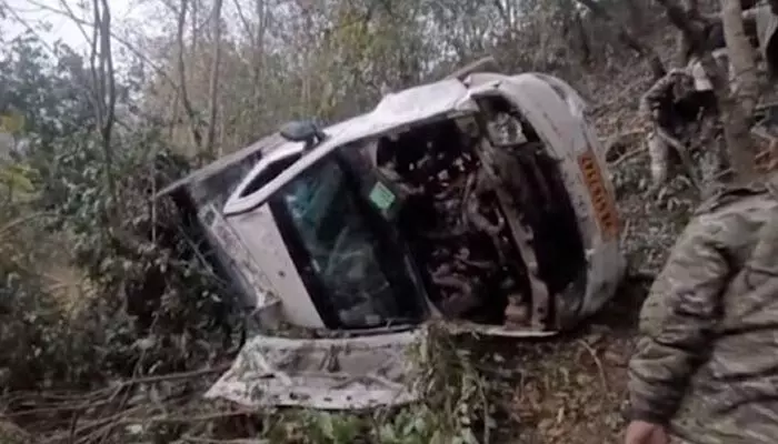 Bus Falls: లోయలో పడిన బీఎస్ఎఫ్ జవాన్ల వాహనం.. ముగ్గురు సైనికులు మృతి Bus Falls: లోయలో పడిన బీఎస్ఎఫ్ జవాన్ల వాహనం.. ముగ్గురు సైనికులు మృతి