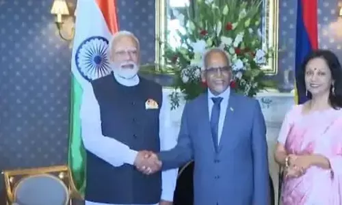 PM Modi: మారిషస్ చేరుకున్న ప్రధాని మోడీ.. ప్రెసిడెంట్ ధరమ్ గోఖూల్‌కు కుంభమేళ గంగాజల్‌