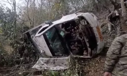 Bus Falls: లోయలో పడిన బీఎస్ఎఫ్ జవాన్ల వాహనం.. ముగ్గురు సైనికులు మృతి