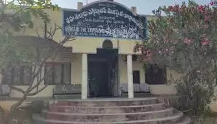 అక్రమాలకు కేరాఫ్.. ఈ తహసీల్దార్ కార్యాలయం అక్రమాలకు కేరాఫ్.. ఈ తహసీల్దార్ కార్యాలయం