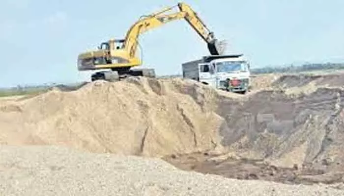 ఈ జిల్లాలో ఆగని మొరం, ఇసుక దందా ఈ జిల్లాలో ఆగని మొరం, ఇసుక దందా