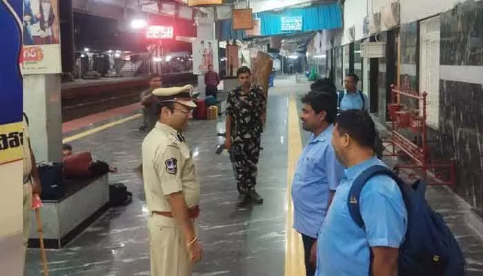రామగుండం సిపి అర్థరాత్రి ఆకస్మిక తనిఖీలు రామగుండం సిపి అర్థరాత్రి ఆకస్మిక తనిఖీలు