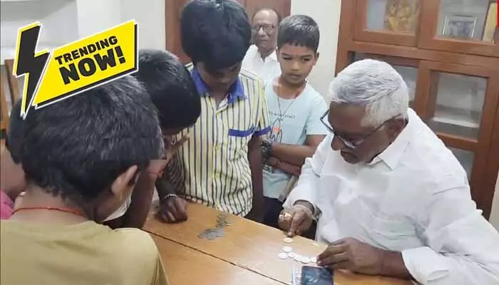 Jeevan Reddy: మా కంటే.. మీ సంపాదనే బెటర్: చిన్నారులతో జీవన్ రెడ్డి చిట్చాట్ (వీడియో వైరల్) Jeevan Reddy: మా కంటే.. మీ సంపాదనే బెటర్: చిన్నారులతో జీవన్ రెడ్డి చిట్చాట్ (వీడియో వైరల్)